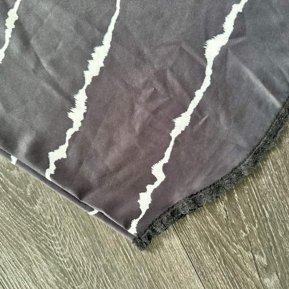 Lace v-neck top. - Picture 9 of 11